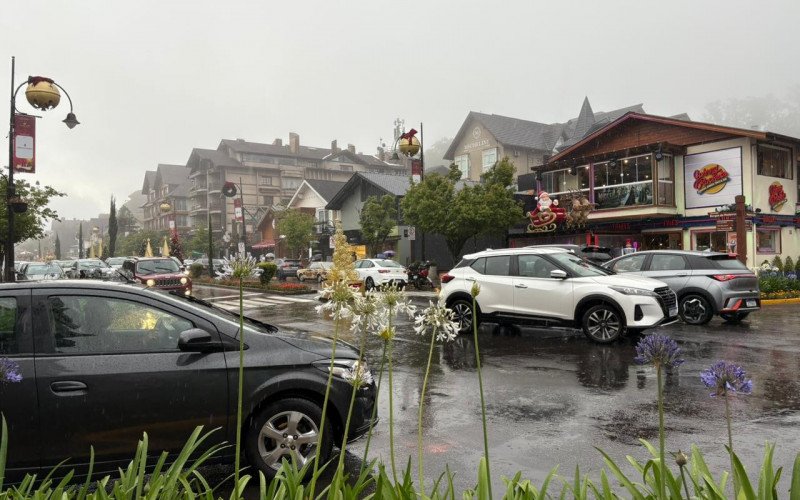 Tempo fechado e chuva no Centro de Gramado