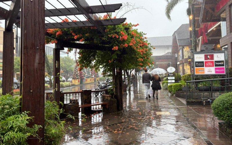 Tempo fechado e chuva no Centro de Gramado