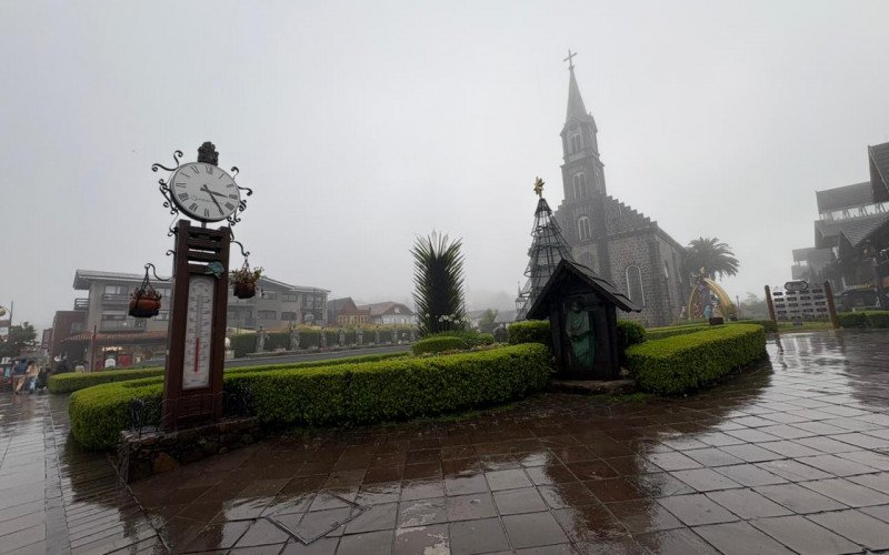 Tempo fechado e chuva no Centro de Gramado