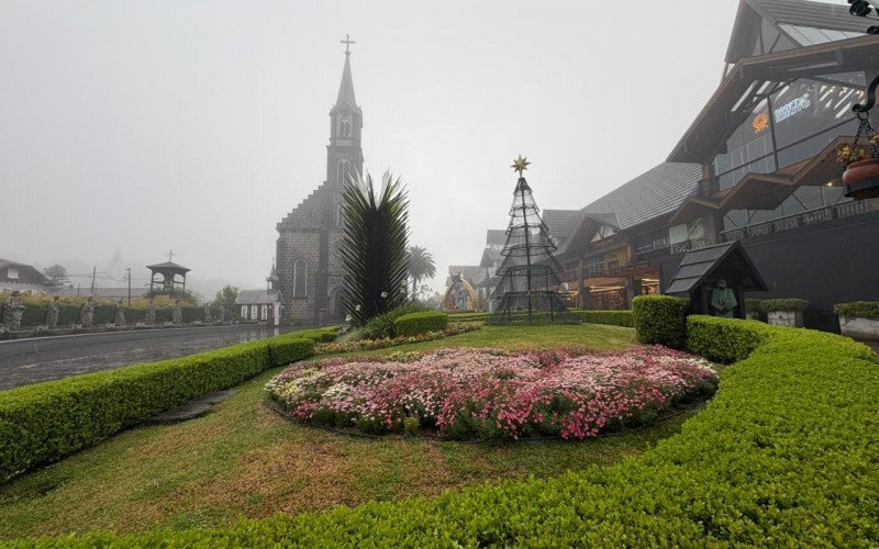 Centro de Gramado é referência para turistas, que passeiam e se encantam com neblina