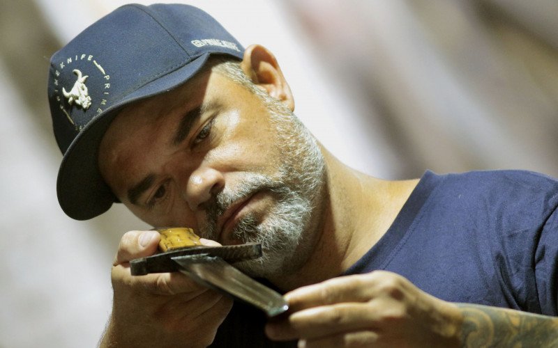 Fábio Passos deixou o conserto na lataria de automóveis para se dedicar à milenar arte da cutelaria, em Canoas | abc+
