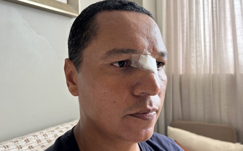 Professor de Direito, Fabrício Antônio da Silva, e as marcas que ficaram no corpo depois que foi atacado pelo vizinho, que invadiu sua casa armado com um facão | abc+