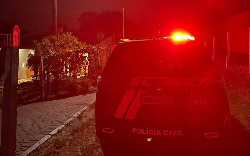 Desentendimento entre vizinhos por construção de cerca gera invasão a casa e briga com facão e machado; criança de 10 anos presenciou a cena | abc+