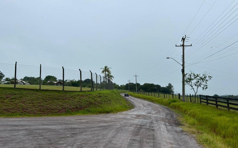 Desentendimento entre vizinhos por construção de cerca gera invasão a casa e briga com facão e machado em Lomba Grande | abc+