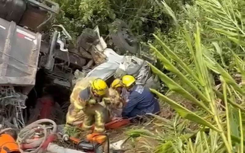 Motorista ficou preso nas ferragens | abc+