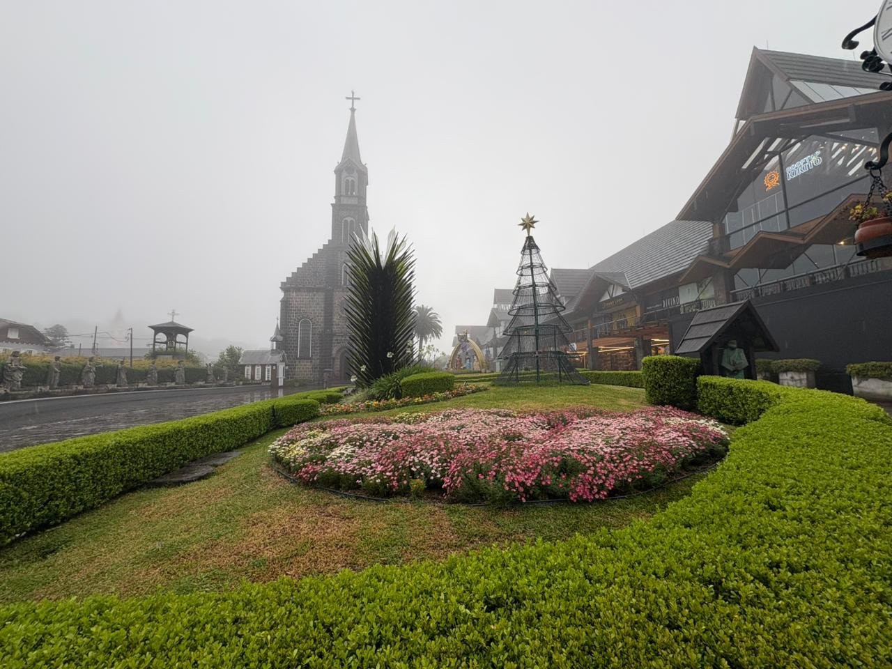 Neblina e chuva fraca aparecem na manhã desta quarta-feira em Gramado; umidade favorece instabilidade
