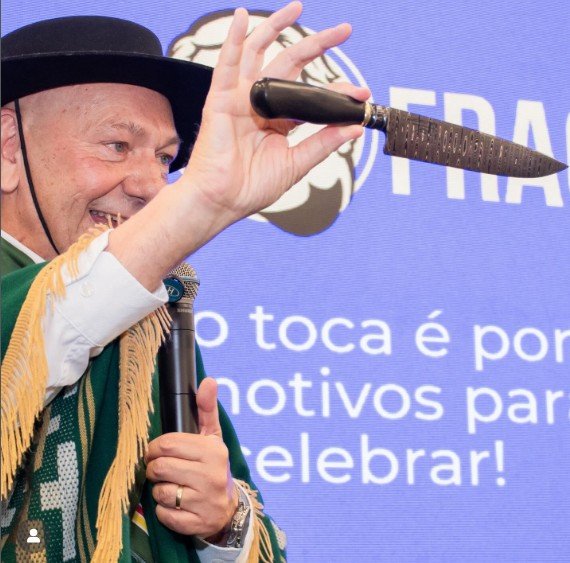 O empresário Luciano Hang ganhou uma faca ornamentada durante a inauguração da loja, em Novo Hamburgo | abc+