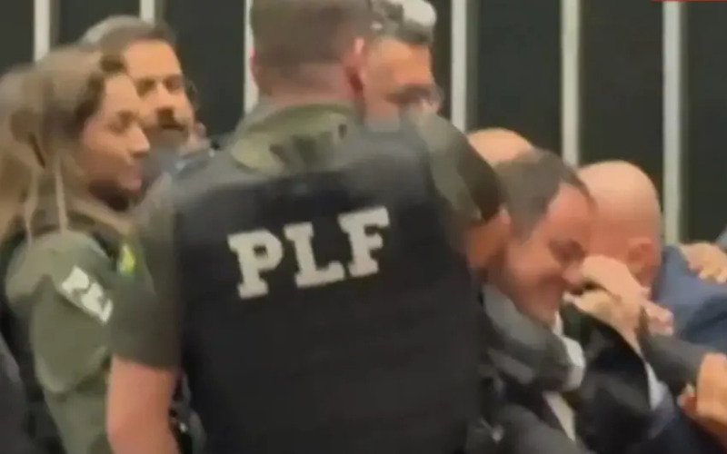 Deputado Glauber Braga se senta na mesa diretora da Câmara e é retirado à força | abc+