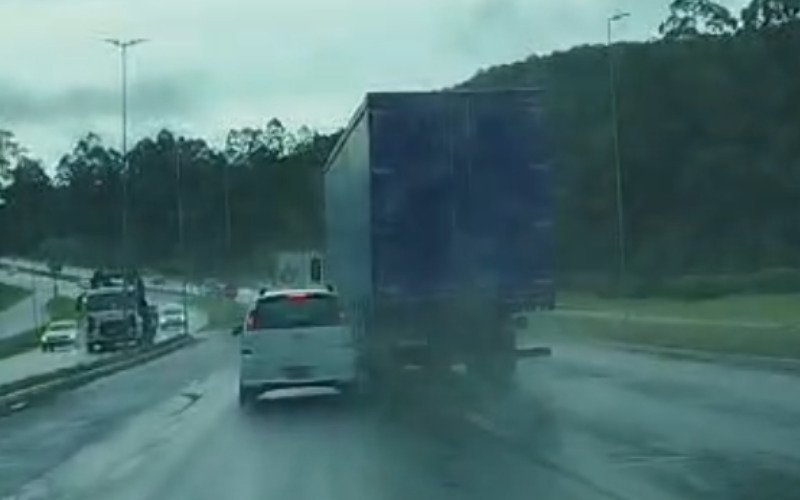 Caminhão foi flagrado dirigindo de forma perigosa | abc+