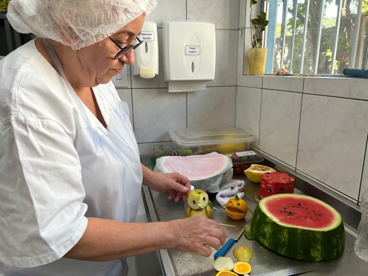 Tia Ana Elias é a responsável pelos bolos de frutas | abc+