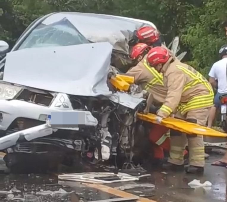 Mulher ficou presa às ferragens da camionete envolvida em colisão com caminhão na RS-115 | abc+