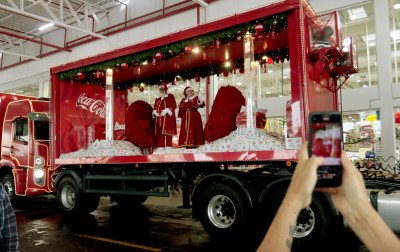 "É muito lindo": Caravana da Coca-Cola traz a magia do Natal para Canoas