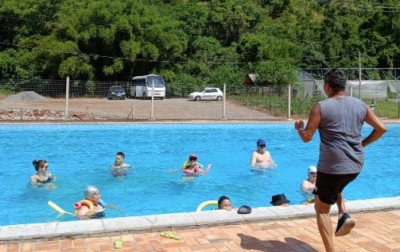 Aulas de hidroginástica são retomadas para pacientes da Academia do SUS em Gramado