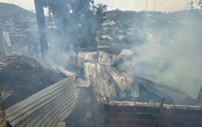 Incêndio destrói casa em Novo Hamburgo e fumaça é vista em diversos pontos da cidade