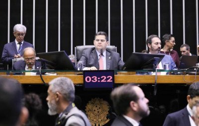 Governistas vão tentar adiar votação de projeto da dosimetria para 2026