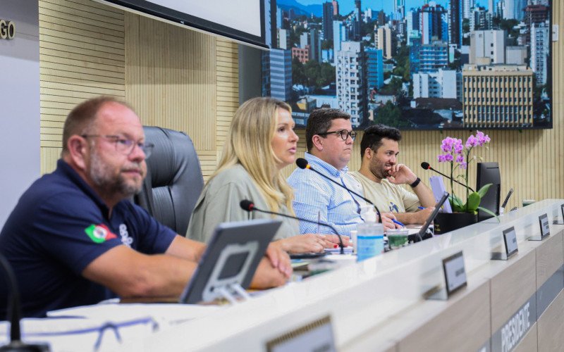 Dez dos 11 projetos protocolados em regime de urgência foram aprovados em sessão tensa | abc+