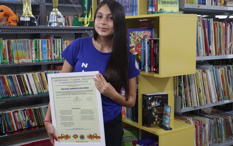 Melissa Jardim da Silveira, aluna da Emef Nicolau Anselmo Wecker, de Estância Velha, foi a vencedora do Concurso de Poesia do Lions Club | abc+