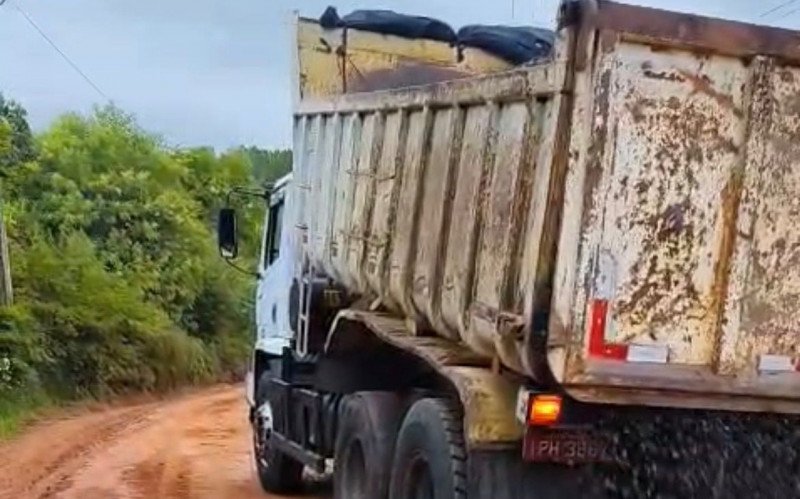Secretaria de Obras colocou brita na Estrada do Morro do Paula na manhã desta quarta-feira