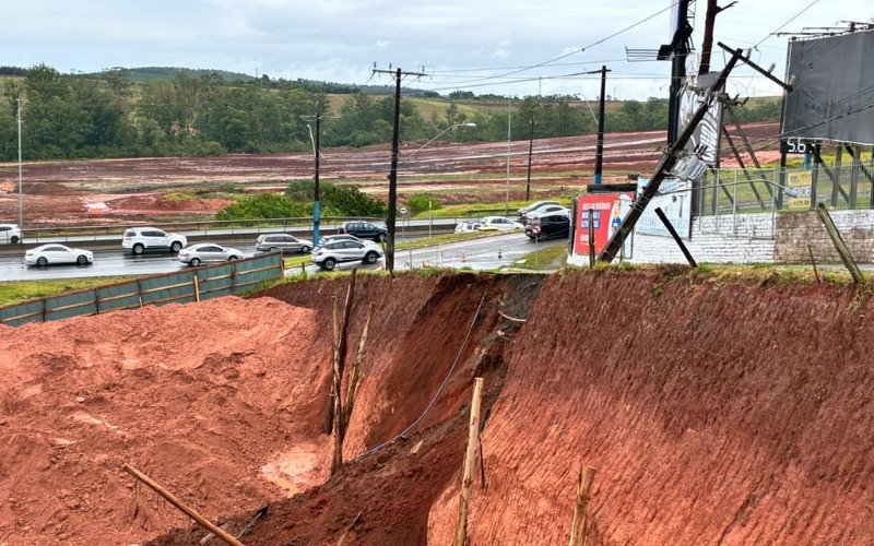 Poste ficou suspenso após chuvas que atingiram Novo Hamburgo nesta quarta-feira | abc+
