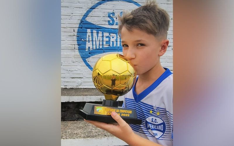 Rafinha com o troféu de destaque da competição | abc+