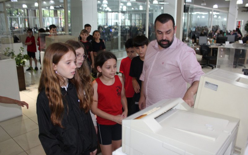 Emeb São Jacó foi a escola com maior número de inscritos no Repórter Mirim e ganhou visita guiada ao Grupo Sinos. Grupo guiado por Igor Müller aprendendo sobre equipamentos antigos da área da comunicação
