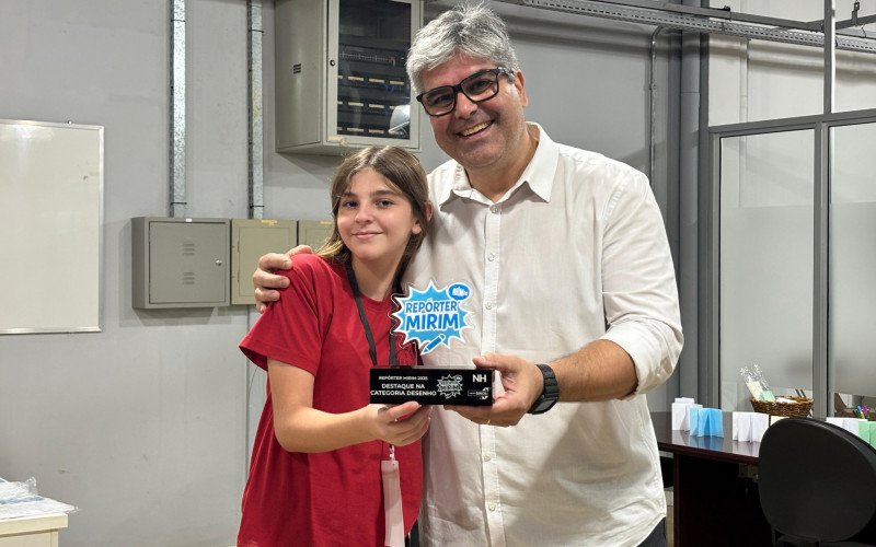 Rafaela Schmitz e o secretário André Luís da Silva