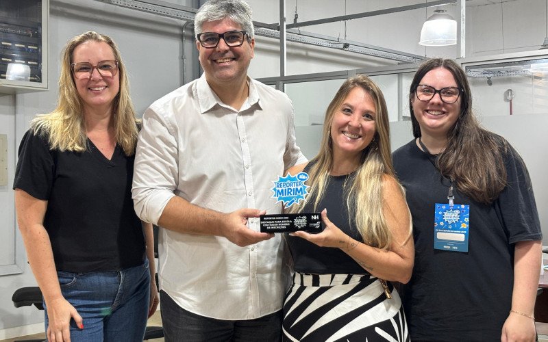 Equipe da São Jacó recebeu troféu pelo maior número 
de trabalhos inscritos no projeto Repórter Mirim