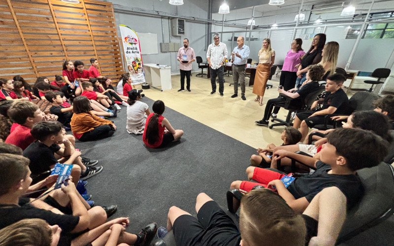 Estudantes foram recepcionados em dois turnos ontem