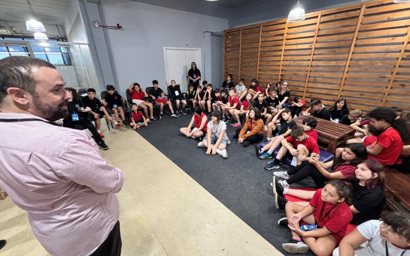 Visita das turmas da manhã da Emeb São Jacó - projeto Repórter Mirim 2025