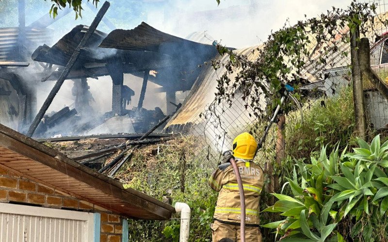 Incêndio destruiu casa em Novo Hamburgo na tarde desta quarta-feira