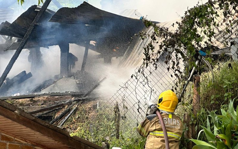 Incêndio destruiu casa em Novo Hamburgo na tarde desta quarta-feira
