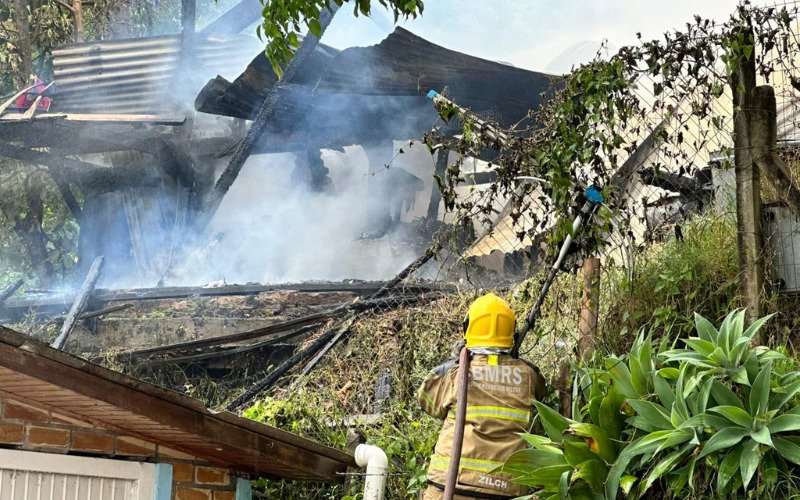 Incêndio destruiu casa em Novo Hamburgo na tarde desta quarta-feira