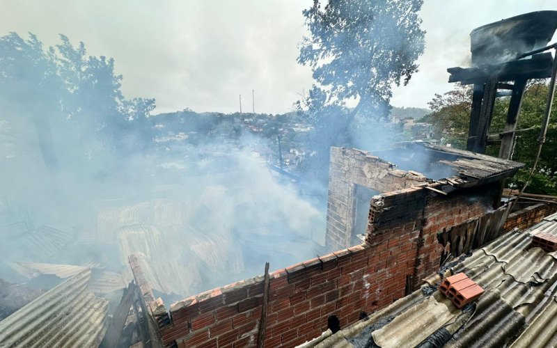 Incêndio destruiu casa em Novo Hamburgo na tarde desta quarta-feira