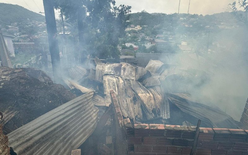 Incêndio destruiu casa em Novo Hamburgo na tarde desta quarta-feira | abc+