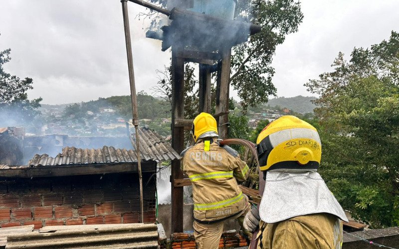 Incêndio destruiu casa em Novo Hamburgo na tarde desta quarta-feira