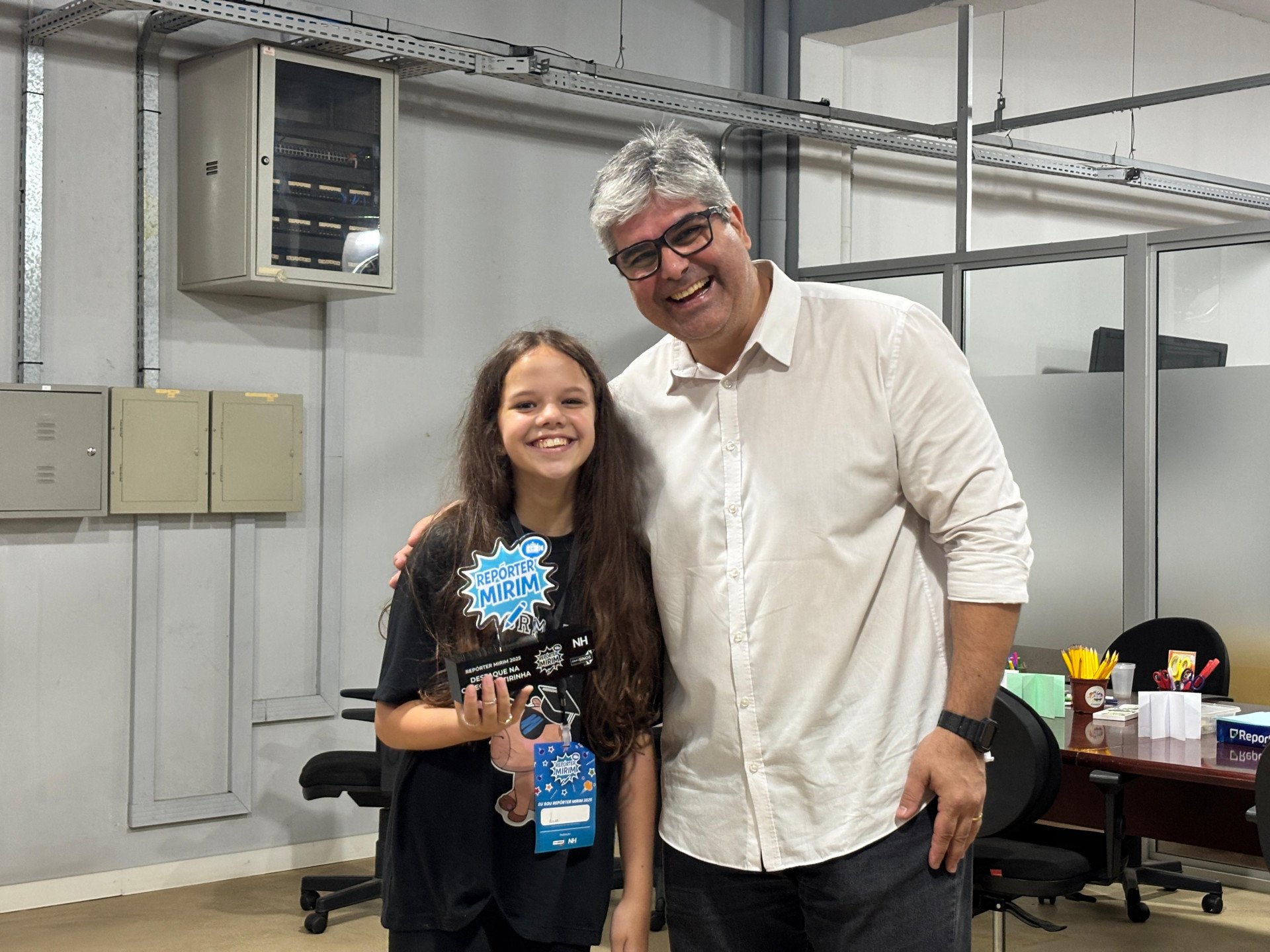 Visita das turmas da manhã da Emeb São Jacó - projeto Repórter Mirim 2025. Luiza e o secretário de Educação André Luis