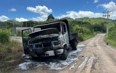Caminhão pega fogo e cabine é destruída pelas chamas em Dois Irmãos