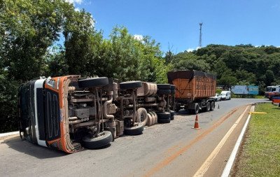 RS-122: Caminhão tomba e bloqueia trânsito na rodovia; veja vídeo