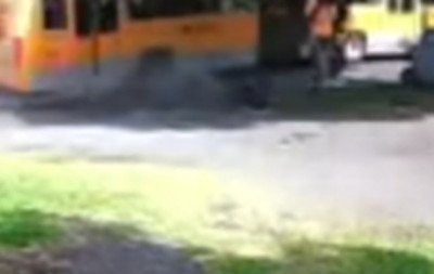 VÍDEO: Roda quebra e pneu se solta de ônibus em movimento em Novo Hamburgo