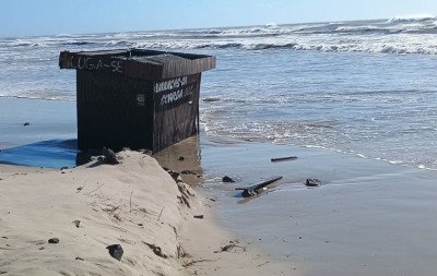 Forte ressaca atinge quiosques e causa danos no litoral norte do RS após passagem de ciclone; veja imagens