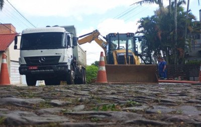 Prefeitura estende rede de esgoto no bairro Jardim América
