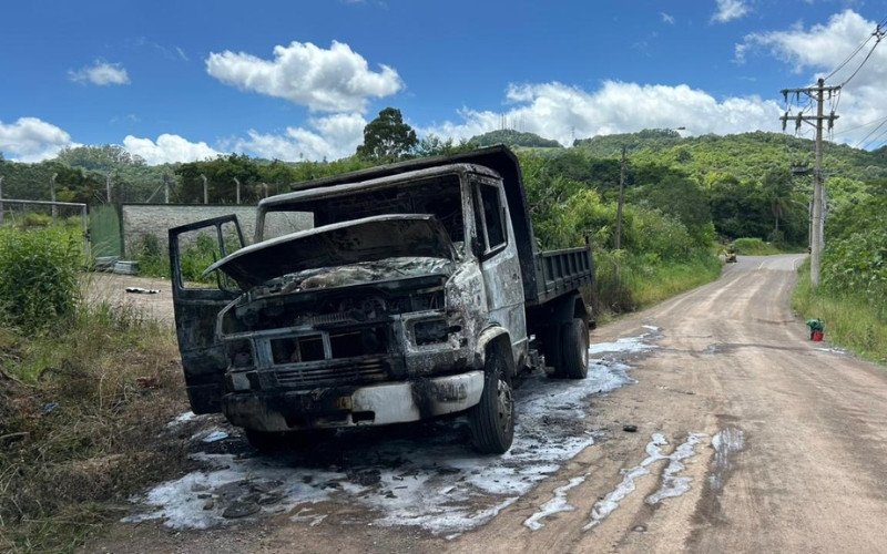 Caminhão pega fogo 