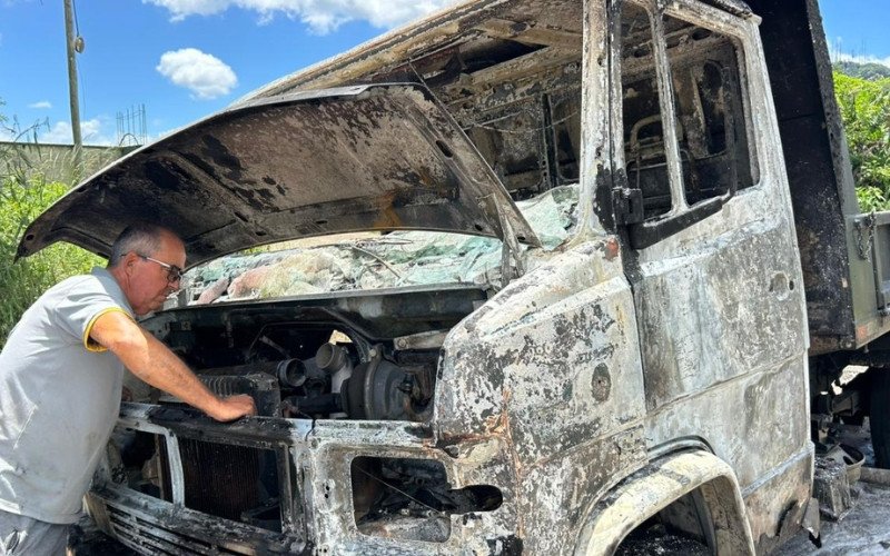 Caminhão pega fogo e cabine é destruída pelas chamas em Dois Irmãos