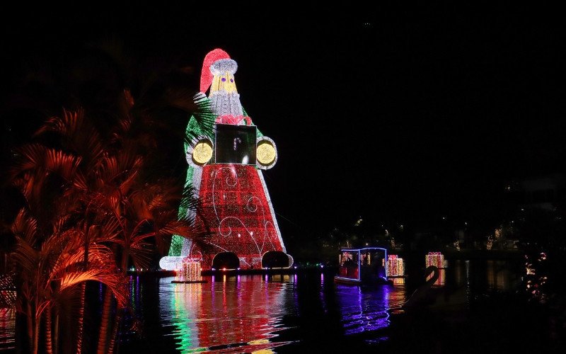 Maior Papai Noel do mundo fica em Londrina, no Paraná