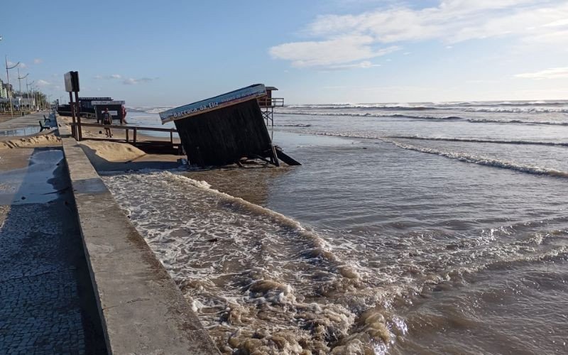 Ressaca atinge o litoral norte do RS e causa danos em Capão da Canoa