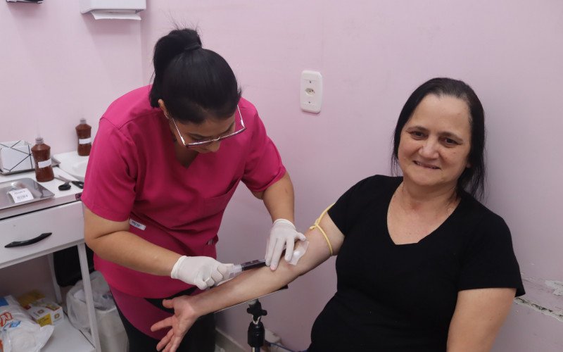 Cinita faz a coleta de sangue na UBS Santo Afonso. O exame, que passa a ser descentralizado, ocorre tamb&eacute;m na UBS Canudos