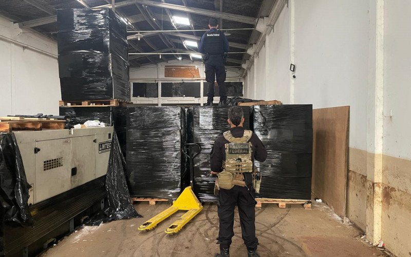 Cidadãos do Paraguai eram recrutados para produzir cigarros em fábrica clandestina da região metropolitana