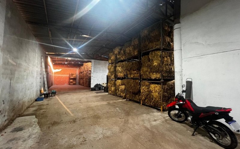 Cidadãos do Paraguai eram recrutados para produzir cigarros em fábrica clandestina da região metropolitana