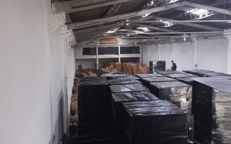 Cidadãos do Paraguai eram recrutados para produzir cigarros em fábrica clandestina da região metropolitana