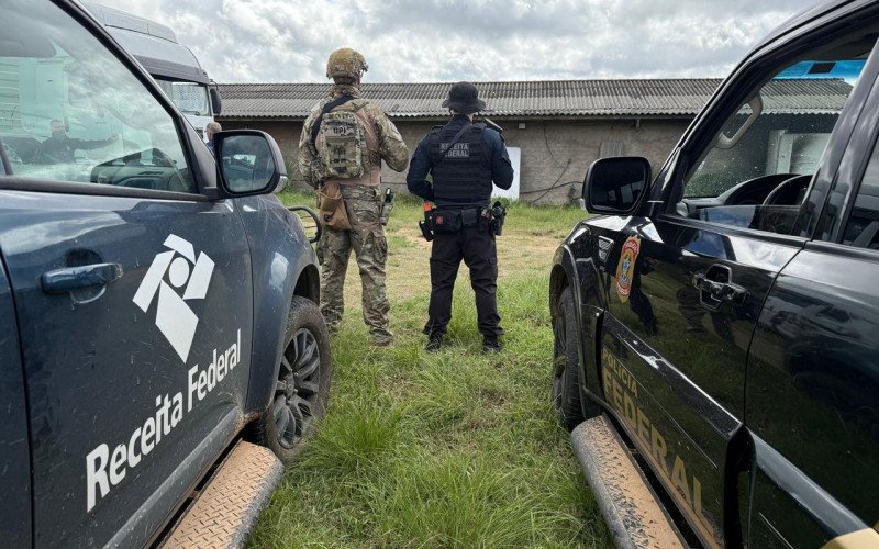 Cidadãos do Paraguai eram recrutados para produzir cigarros em fábrica clandestina da região metropolitana